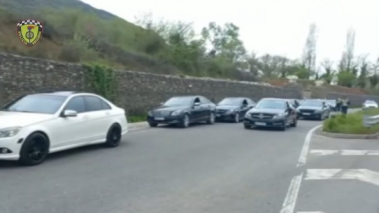 Organizonin gara shpejtësie në rrugën Tiranë-Elbasan, ndalohet dhe gjobiten 11 drejtues automjetesh