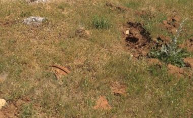 Persona të panjohur gërmojnë në oborrin e një shtëpie në Suharekë – pronarja thotë se aty kishte gjurmë të varrezave