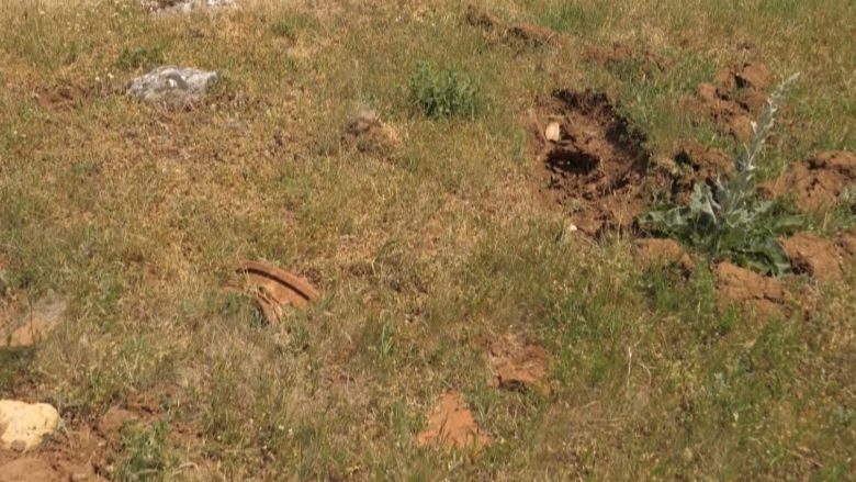 Persona të panjohur gërmojnë në oborrin e një shtëpie në Suharekë – pronarja thotë se aty kishte gjurmë të varrezave
