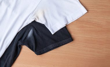 Largoni njollat e deodorantit: Truke të dobishme për rroba të pastra