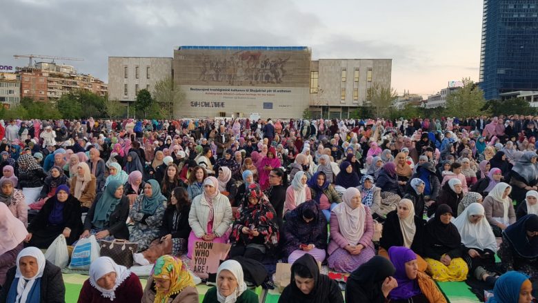 Mijëra besimtarë myslimanë falin namazin në sheshin “Skënderbej” në Tiranë