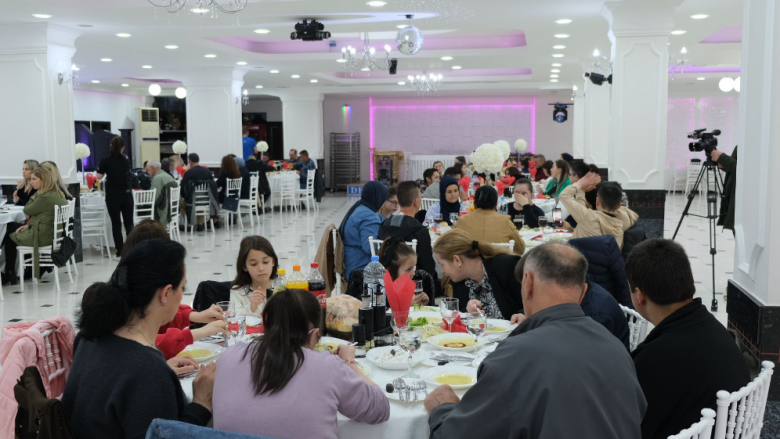Komuna e Gostivarit shtroi iftar për personat me nevoja të veçanta