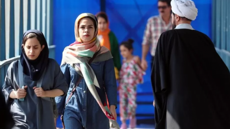 Irani instalon kamera në publik për të identifikuar gratë pa shami