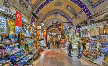 Turqit po kërkojnë dollarë në Pazarin e Madh të Stambollit, lira shënon nivelin më të ulët historik