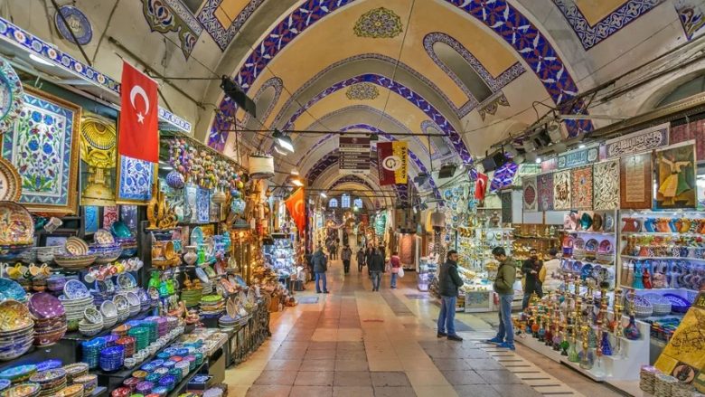 Turqit po kërkojnë dollarë në Pazarin e Madh të Stambollit, lira shënon nivelin më të ulët historik