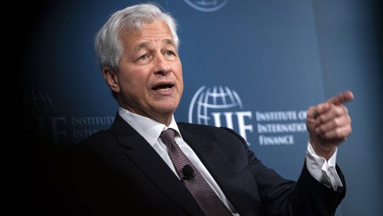 Paralajmëron shefi i JPMorgan: Kriza bankare amerikane ende nuk ka përfunduar