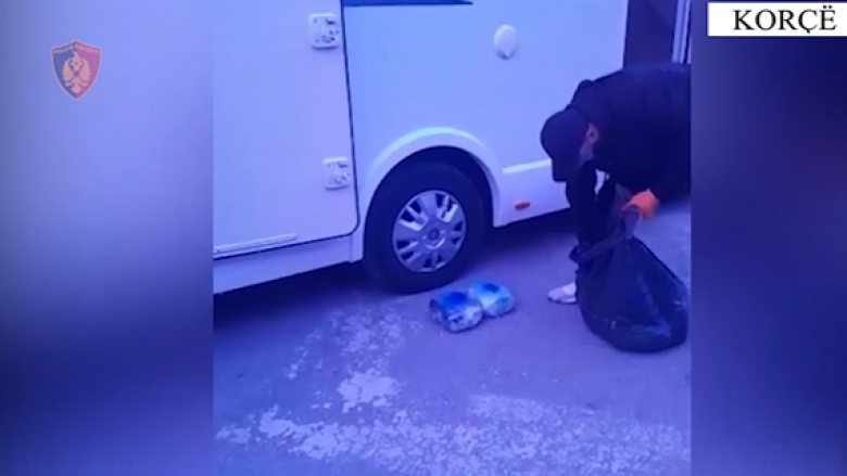 Kapet me 118 kg kanabis të fshehur në rulot në Kapshticë, rumuni hiqet si biznesmen i ardhur për pushime