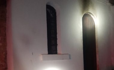 Zjarr në afërsi të derës së një kishe në Prizren, persona të panjohur tentuan ta djegin