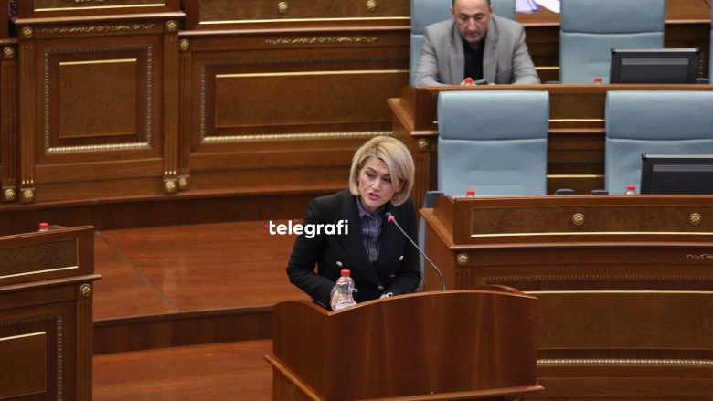 Rasti i drejtorit të pezulluar të KEK-ut, Kusari-Lila ironizon me deputetët e opozitës: Bëjeni edhe një mocion, që ta sillni me duar të lidhura në Kuvend