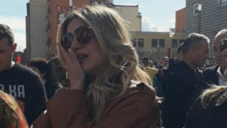 Leonora Jakupi nuk i mban dot lotët në Marshin për Drejtësi në Prishtinë