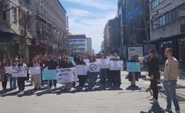 Me moton “Drogat vrasin”, nxënës e policë marshojnë në Ferizaj