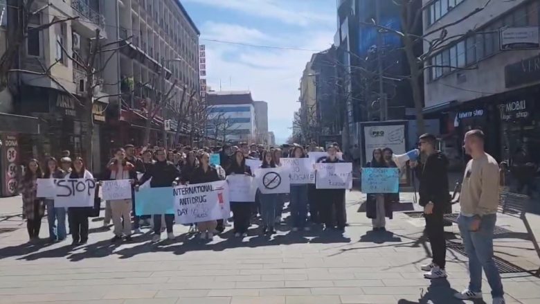 Me moton “Drogat vrasin”, nxënës e policë marshojnë në Ferizaj