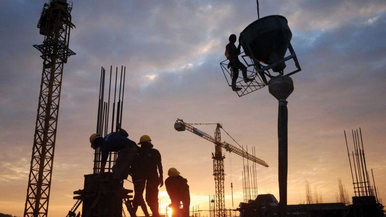 Gjobitet me 300 euro një kompani ndërtimi në Mitrovicë, nuk vendosi masat e sigurisë