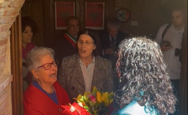 Arbëreshët e Italisë mirëpresin me këngë e lule presidenten Osmani