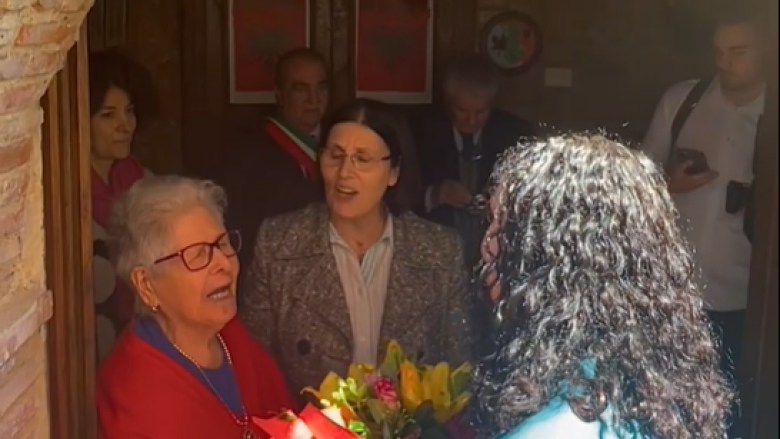 Arbëreshët e Italisë mirëpresin me këngë e lule presidenten Osmani