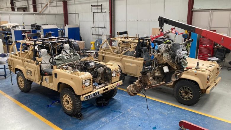 Land Rover Defender-ët e ushtrisë britanike u shndërruan në versione elektrike si provë njëvjeçare