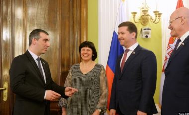 Parlamenti serb hapi dyert për deputetët e sanksionuar rusë