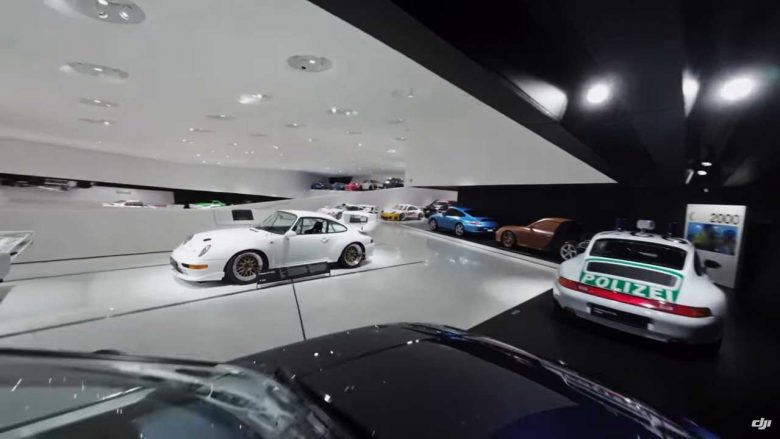 Shihni se si duket Muzeu i veturave Porsche në Shtutgart nga perspektiva e një droni