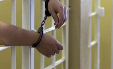 Morën qindra euro për një ndërhyrje – Prokuroria pritet të kërkoj paraburgim për dy mjekët e arrestuar në Gjilan