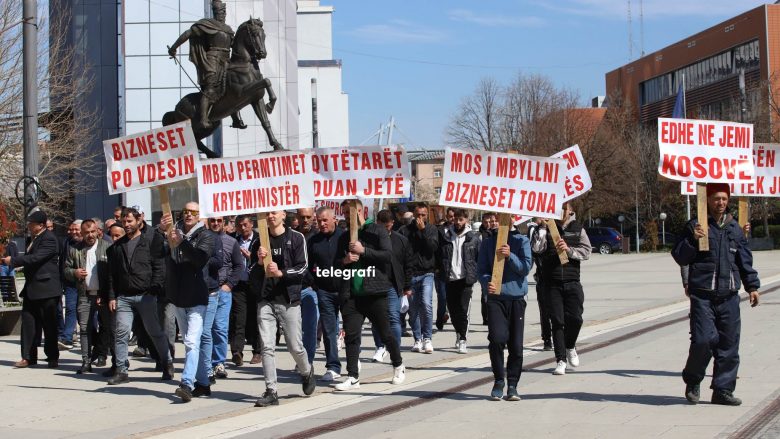 Banorët nga Malisheva e Klina protestojnë para Qeverisë kundër devijimit të autostradës Prishtinë-Pejë