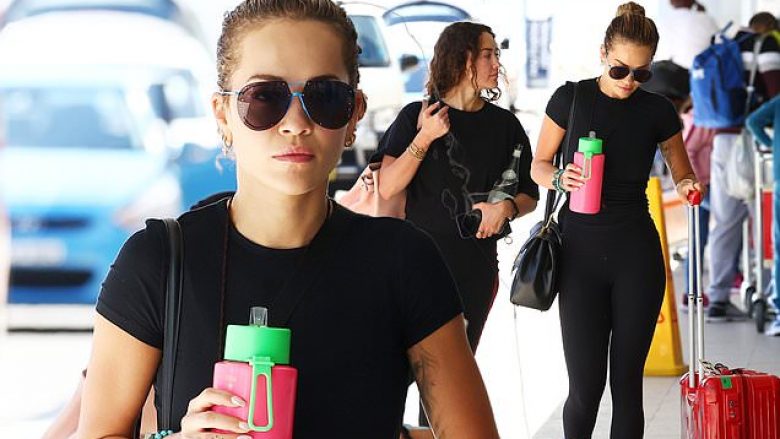 Rita Ora fotografohet në aeroportin e Sydneyt me motrën e saj, ndërsa duket sportive në të zeza