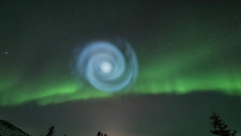 Një spirale e çuditshme u shfaq mbi qiellin e Alaskës