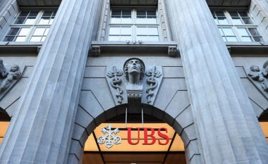 Banka UBS mund të shkurtojë një të tretën e vendeve të punës pas blerjes së Credit Suisse