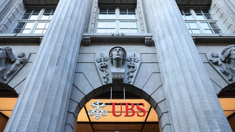 Banka UBS mund të shkurtojë një të tretën e vendeve të punës pas blerjes së Credit Suisse