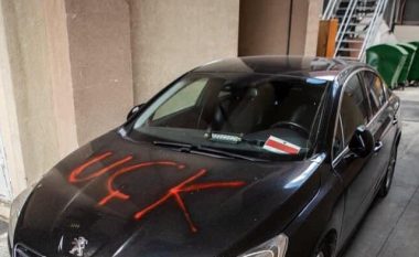 Një qytetari në veri i dëmtojnë veturën dhe i vendosin mbishkrimin “UÇK”