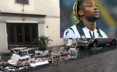 “Duket se ka shpërthyer një bombë”, futbollisti i Udineses përplas makinën e tij në tarracën e një lokali