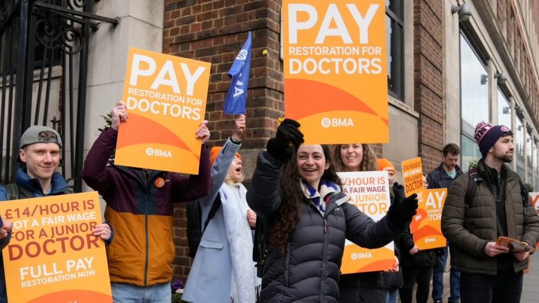 Mjekët në Britani të Madhe planifikojnë të hyjnë në grevë, kërkojnë rritjen e pagave për të kompensuar inflacionin