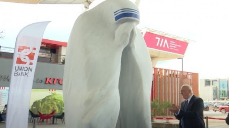 Përurohet monumenti “Nënë Tereza”, Shima e sjell në Aeroportin e Rinasit