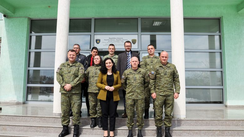 Osmani vizitoi FSK-në: Pjesëmarrja në “Defender- Europe’23”, konfirmon besimin e fuqishëm të partnerëve strategjik në ushtrinë tonë
