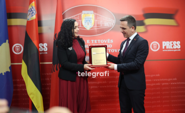Presidentja e parë e Kosovës që e vizitoi Tetovën, Vjosa Osmanit iu dhurua “Çelësi i Qytetit”