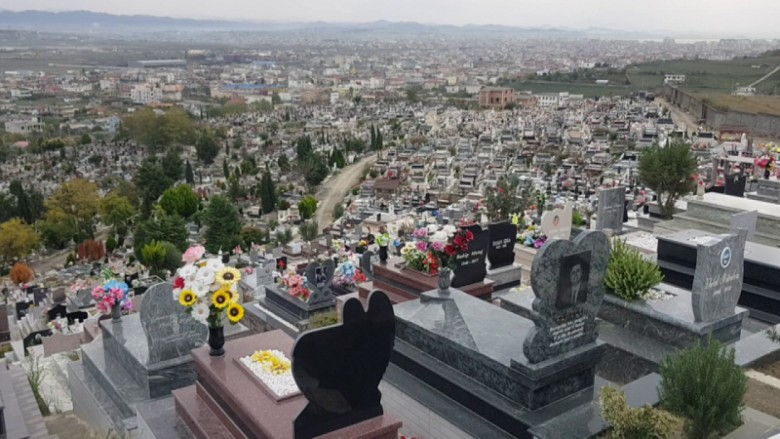 Vend për varr kundrejt pagesës, arrestohet punonjësi i bashkisë në Durrës