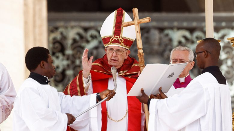 Papa kryeson meshën një ditë pas lirimit nga spitali