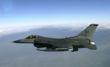 SHBA lejon aleatët të dërgojnë aeroplanë luftarakë F-16 në Ukrainë