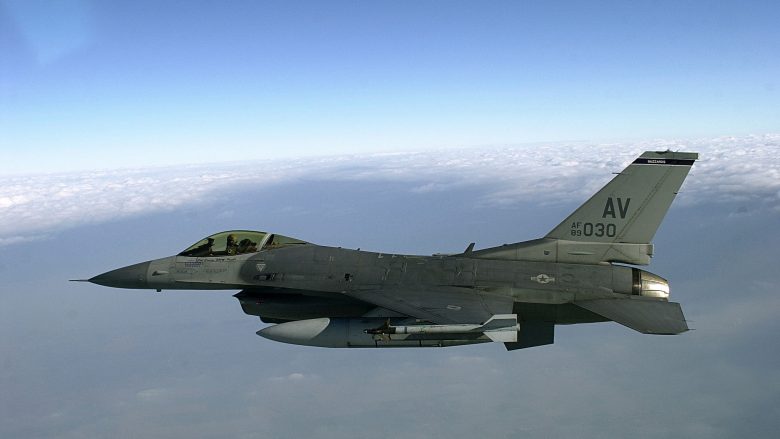 SHBA lejon aleatët të dërgojnë aeroplanë luftarakë F-16 në Ukrainë