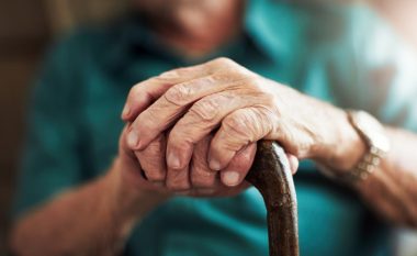 Të moshuarit që duan kujdes, 1 në 3 pensionistë kërkon kujdestar në Shqipëri