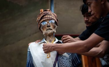 Aty ku vdekja nuk do të thotë lamtumirë: Në një pjesë të largët të Indonezisë, të ndjerët – dhe trupat e tyre – mbeten pjesë e familjes