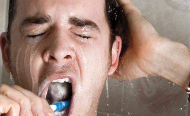 Ata që lajnë dhëmbët në dush duhet të mendohen mirë!