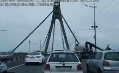 Garazhi që transportohej me kamion bie në një urë në Kiev, kamera e vendosur në një veturë kap momentin