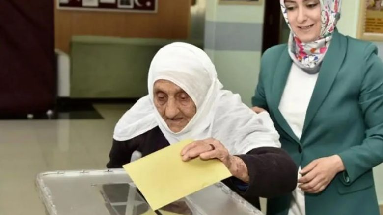 Refuzoi t’i dërgojnë kutinë e votimit në shtëpi, 112-vjeçarja turke shkoi në qendër e shoqëruar nga fëmijët dhe nipat