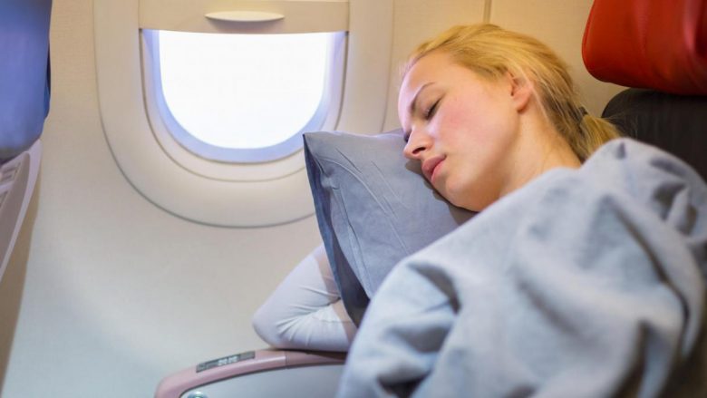 Pse nuk duhet të flini në aeroplan gjatë aterrimit apo nisjes