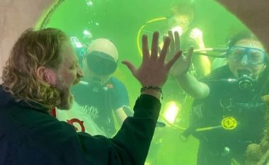 Profesori amerikan vendosi rekord të ri, po jeton nën ujë për më shumë se 74 ditë