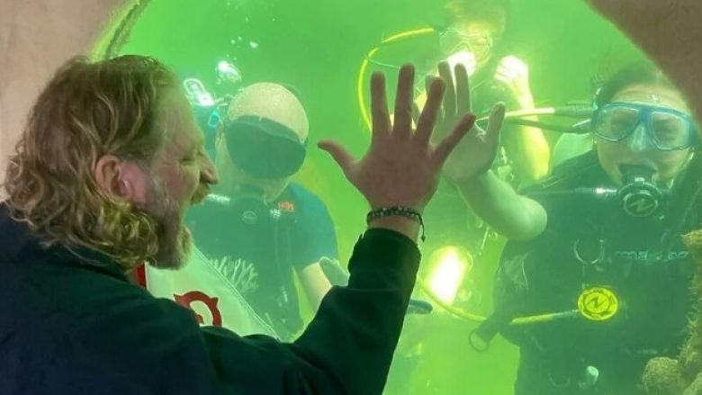 Profesori amerikan vendosi rekord të ri, po jeton nën ujë për më shumë se 74 ditë