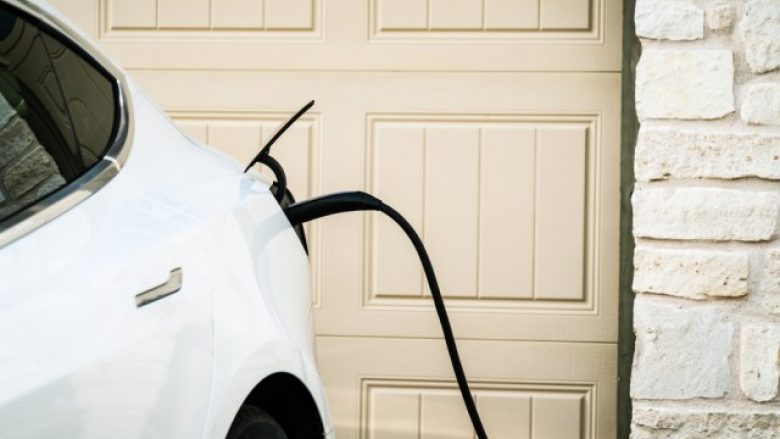 Konsumon edhe kur nuk lëvizë, sa energji humb një veturë elektrike kur është në ‘pushim’?