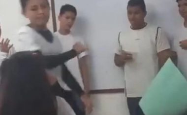 Qeshi me të kur se nuk diti t’i shqiptojë si duhet disa fjalë, braziliani 14-vjeç e ther disa herë me stilolaps shoqen e klasës