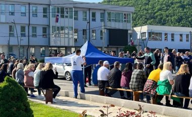 Serbët vendosin tenda para Komunës së Zubin Potokut