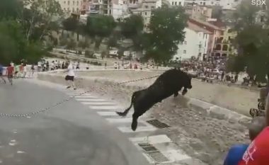 Demi 580 kilogramësh kërcen murin, bie nga 15 metra lartësi gjatë një festivali në Spanjë